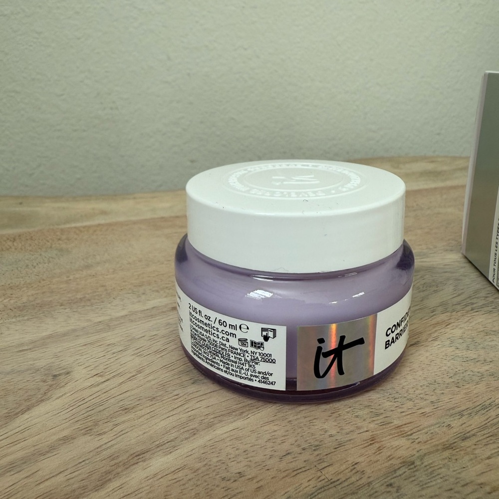 IT Cosmetics Confidence in a Cream with Silver Accents - Picture 9 of 11